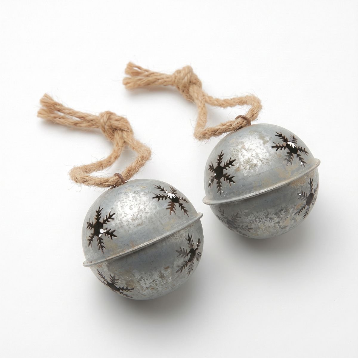 Sommerfield 2x Verzinkte Kerstbal 6cm met Sneeuwvlokjes patroon en Jute Touw - Landelijke kerstdecoratie - Rinkelende kerstbellen grijs