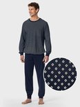 Pyjama in marineblauw met wit stippenpatroon, inclusief een cirkelvormige detailopname van het motief.