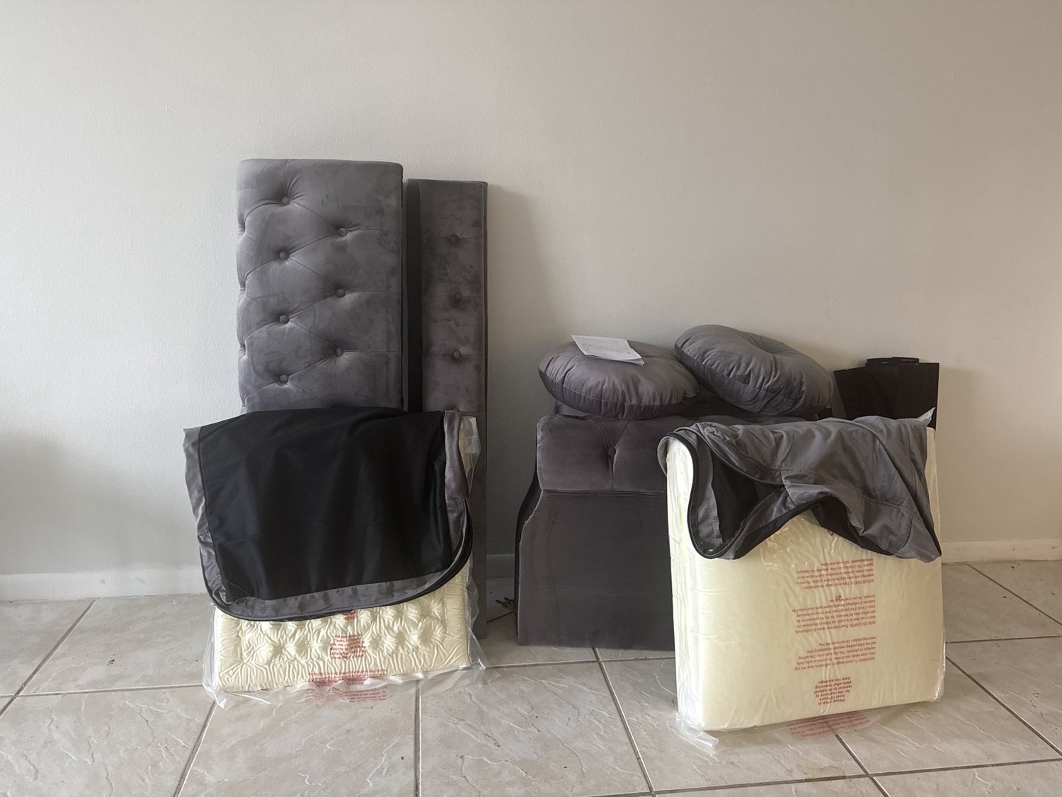 MODENUIT Chesterfield Bank - 2-Zits - Met Sierringen en Metalen Poten - Voor Woonkamer - Fluweel - Grijs