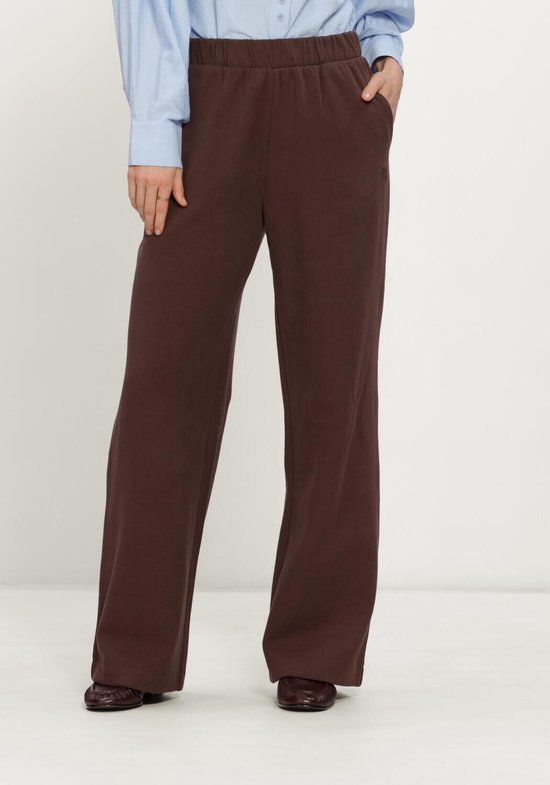 Bruine broek met elastische tailleband, steekzakken en subtiel geborduurd logo op de heup.