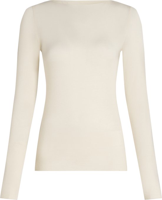 Crèmekleurig shirt met lange mouwen en een bootvormige halslijn, plat gefotografeerd op een witte achtergrond.