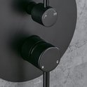 Close-up van zwarte douchebediening met iconen voor handdouche en regendouche en H en C markeringen voor water.