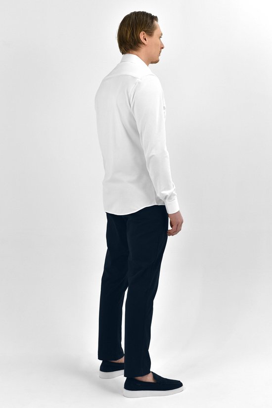 Zijaanzicht van een man in een wit slim fit overhemd van Vercate met een fijne piqué-structuur.