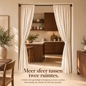 Gordijn verdeelt keuken en woonkamer. Tekst: Meer sfeer tussen twee ruimtes. Creëer een gezellige doorgang.
