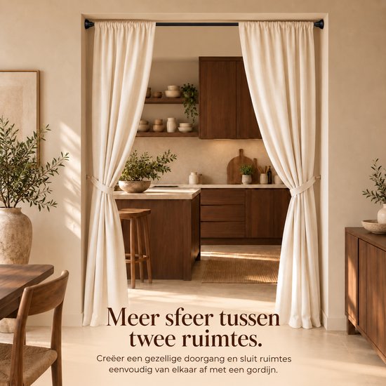 Gordijn verdeelt keuken en woonkamer. Tekst: Meer sfeer tussen twee ruimtes. Creëer een gezellige doorgang.