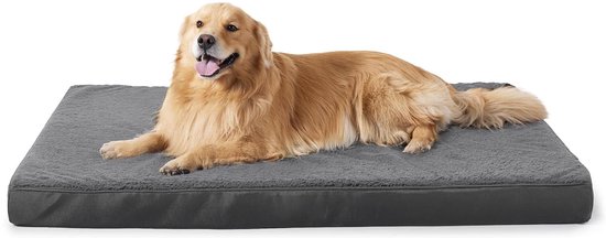 Gouden retriever ligt op een rechthoekig, grijs orthopedisch hondenbed met een zachte pluche bovenkant.
