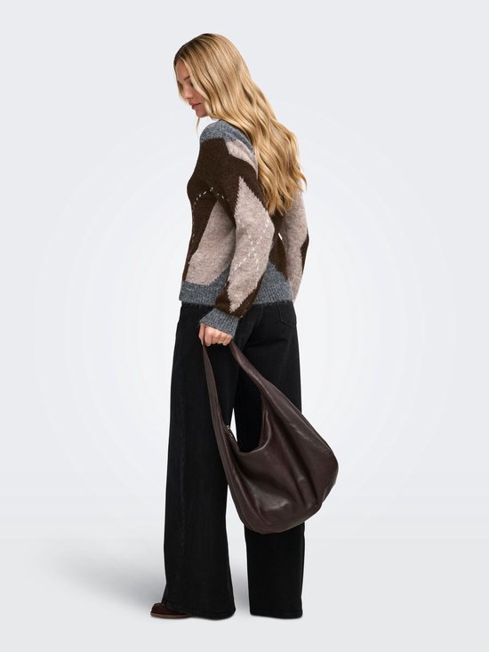 Model van achteren met een trui met argyle-patroon in grijs, bruin en beige, gecombineerd met een donkere hobo-tas.