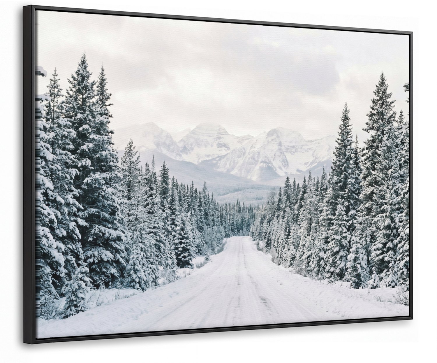 Canvas Schilderij met Baklijst 70x50cm - Weg - Sneeuw - Naaldbos - Winter - Avontuurlijk - Muurdecoratie woonkamer - Slaapkamer decoratie - Kamer accessoires - Schilderijen op canvas met lijst