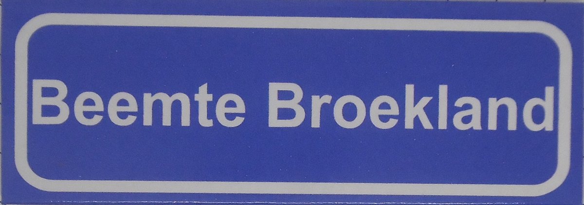 Souv© - koelkast magneet - plaatsnaam bord - kombord - souvenir - koelkastmagneetje - relatiegeschenk Beemte Broekland