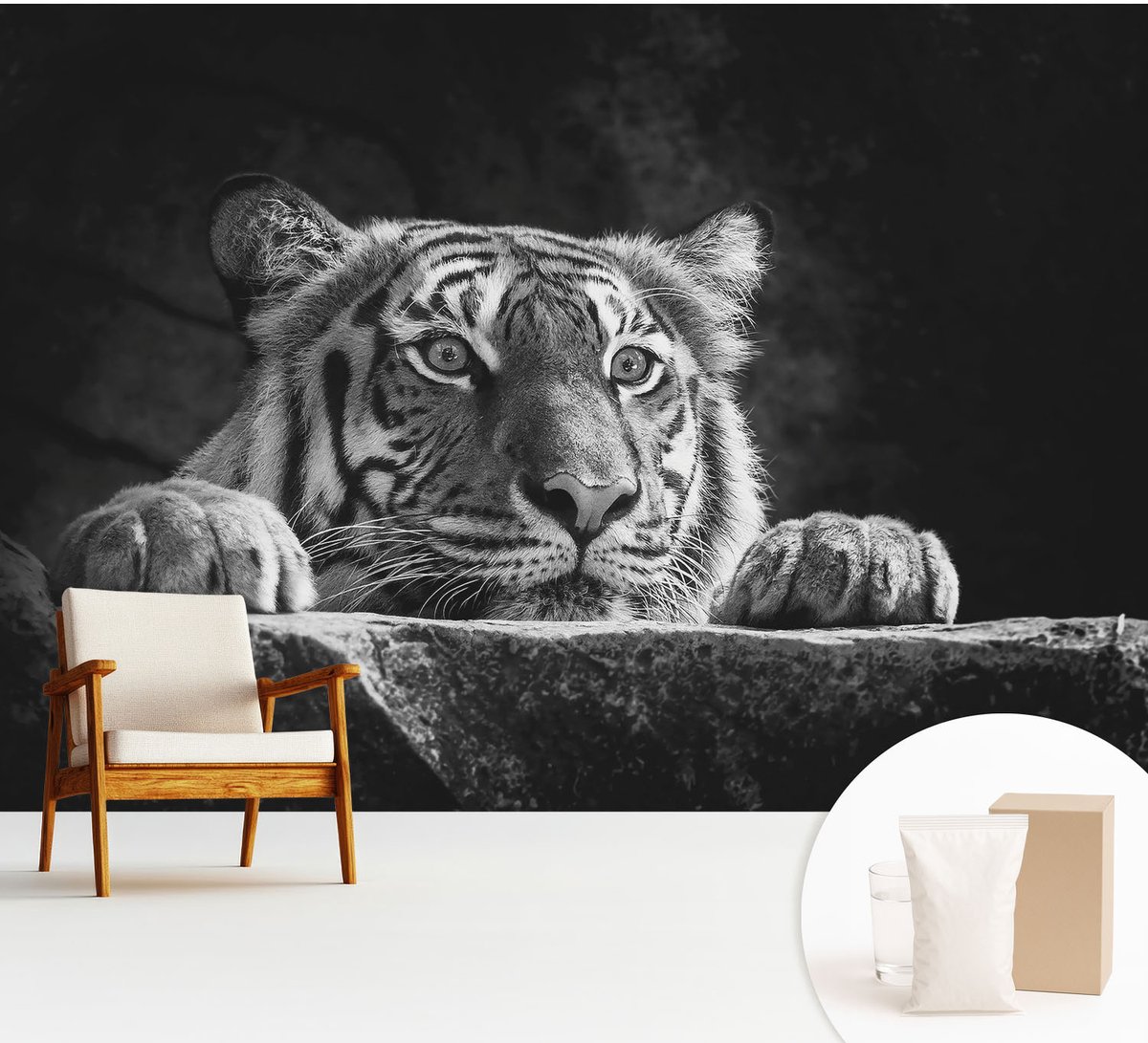 Wallfluent Fotobehang - Zwart-Wit Vliesbehang - 312x219 cm - Roofzuchtige Blik Fotobehang Vlies - Hal behang Dieren - Muurschildering - Woonkamer behang