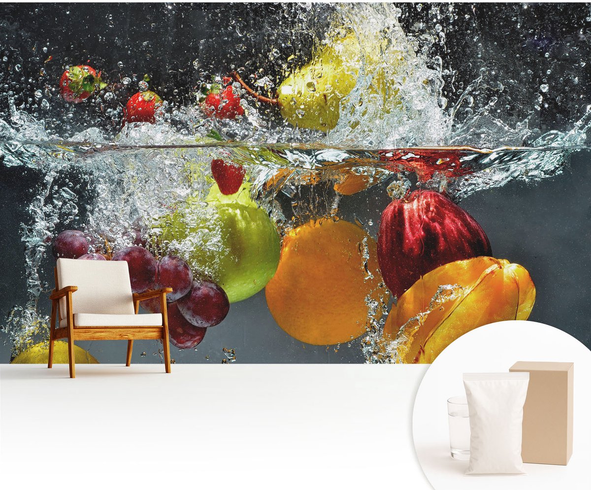 Wallfluent Fotobehang - Grijs Vliesbehang - 416x254 cm - Fruit In Water Muurschildering - Slaapkamer behang Voedsel - Fotobehang Vlies - Gang behang