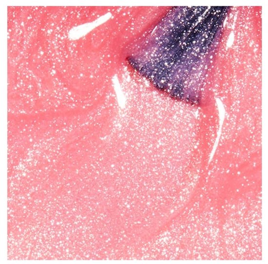 Close-up van een kwastje in glinsterende, perzikroze nagellak met fijne zilveren glitter.