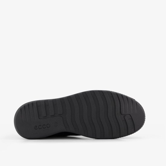 Onderkant van zwarte ECCO sneaker met profielzool en ECCO-logo.