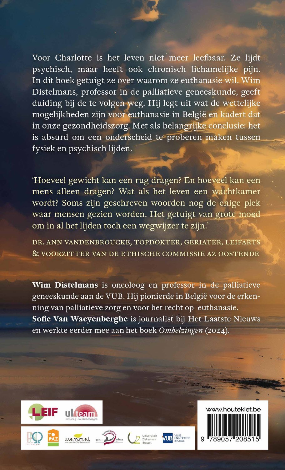 Achterzijde van het boek 'Ik ben op' tegen een achtergrond van een zonsondergang boven een wateroppervlak.