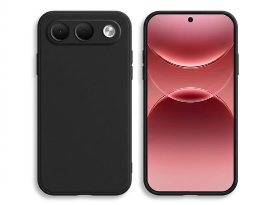 Zwarte smartphone in een siliconen hoes, voor- en achterkant zichtbaar, met uitsparing voor de camera.