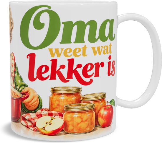 Witte mok met tekst 'Oma weet wat lekker is', glazen jampotten, appelhelften en een geruite doek.