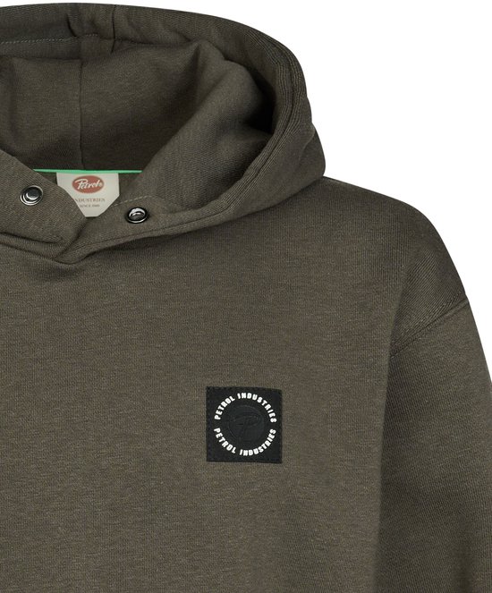Olijfgroene hoodie met Petrol Industries logolabel op de borst en capuchon met trekkoordoogjes.