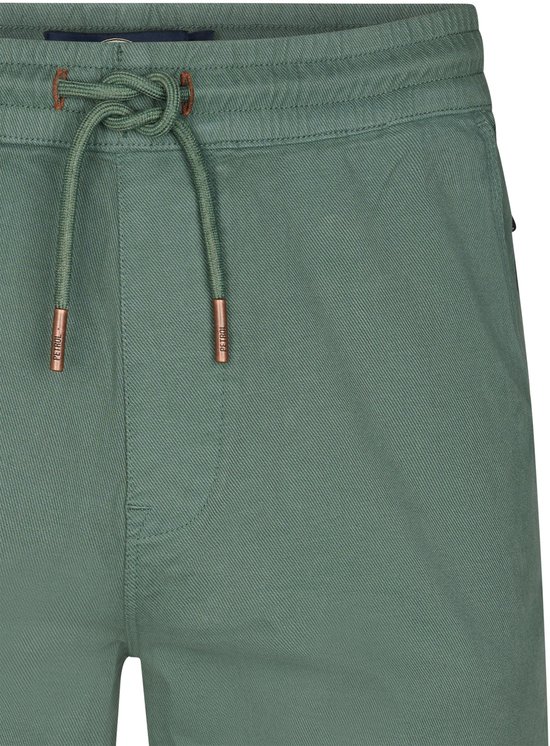 Close-up van de tailleband van een groene chino short met veter. Koperkleurige details op de veteruiteinden.