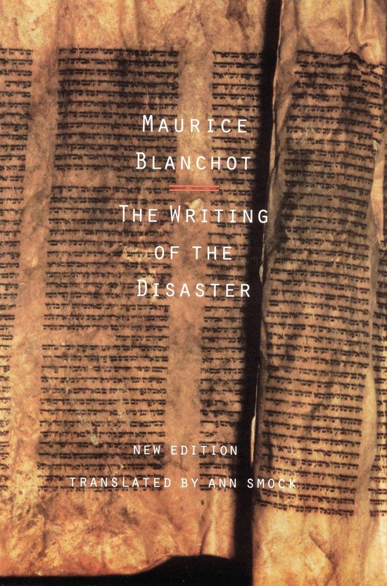 Couverture du livre 'The Writing of the Disaster' de Maurice Blanchot, nouvelle édition, traduite par Ann Smock. Le fond est un texte parcheminé et jauni en lettres hébraïques.