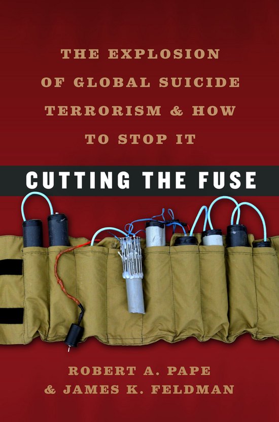 Boekomslag van 'Cutting the Fuse' met een close-up van een bommengordel met dynamietstaven.