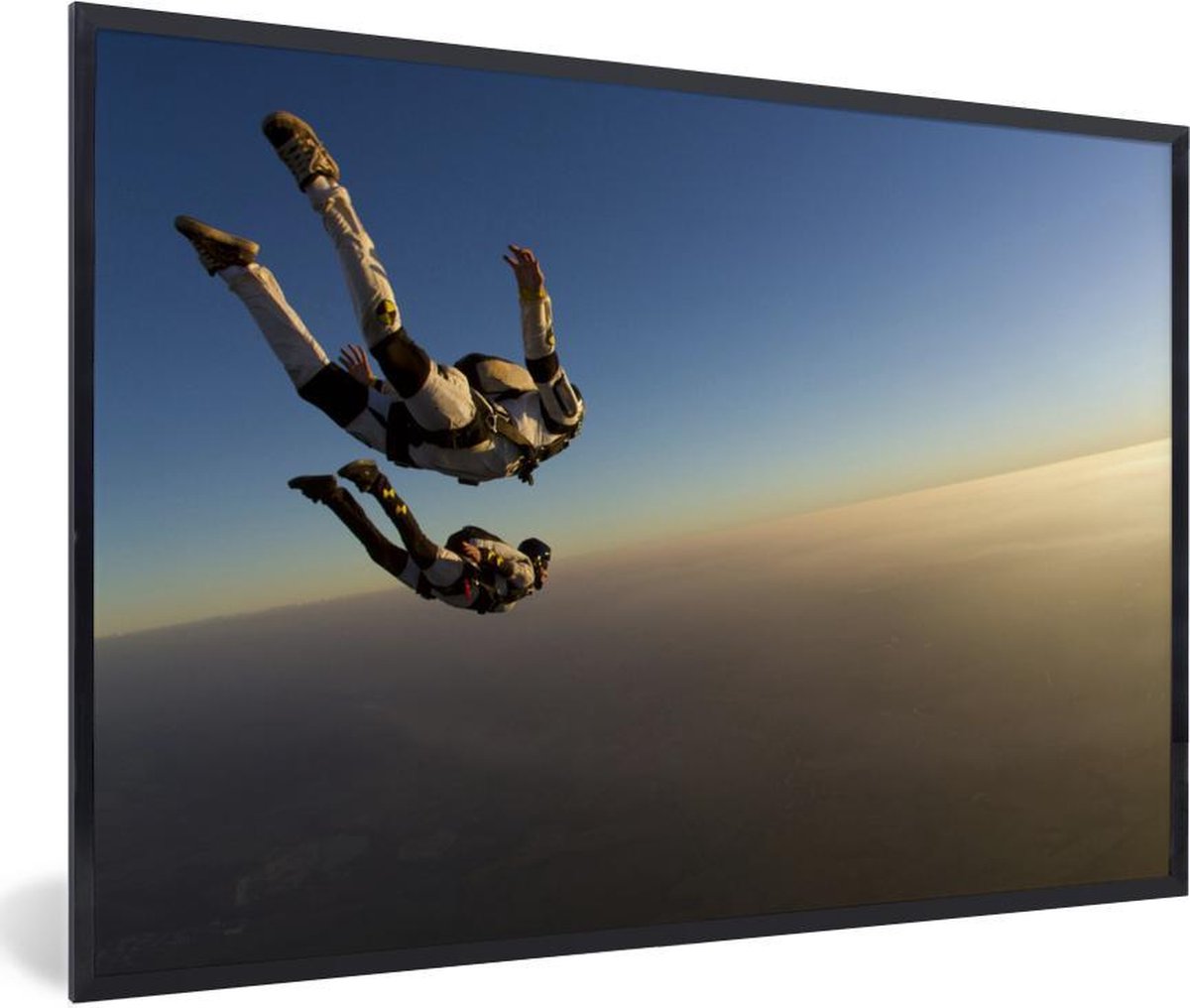 Fotolijst incl. Poster - Skydiven tijdens de ondergaande zon - 60x40 cm - Posterlijst - PosterMonkey