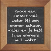 Wijsheden op krijtbord tegel over Overig met spreuk :Gooi een emmer vuil water bij een emmer schoon water en je hebt twee emmers vuil water