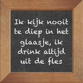 Wijsheden op krijtbord tegel over Feest met spreuk :Ik kijk nooit te diep in het glaasje ik drink altijd uit de fles tweedehands  Nederland