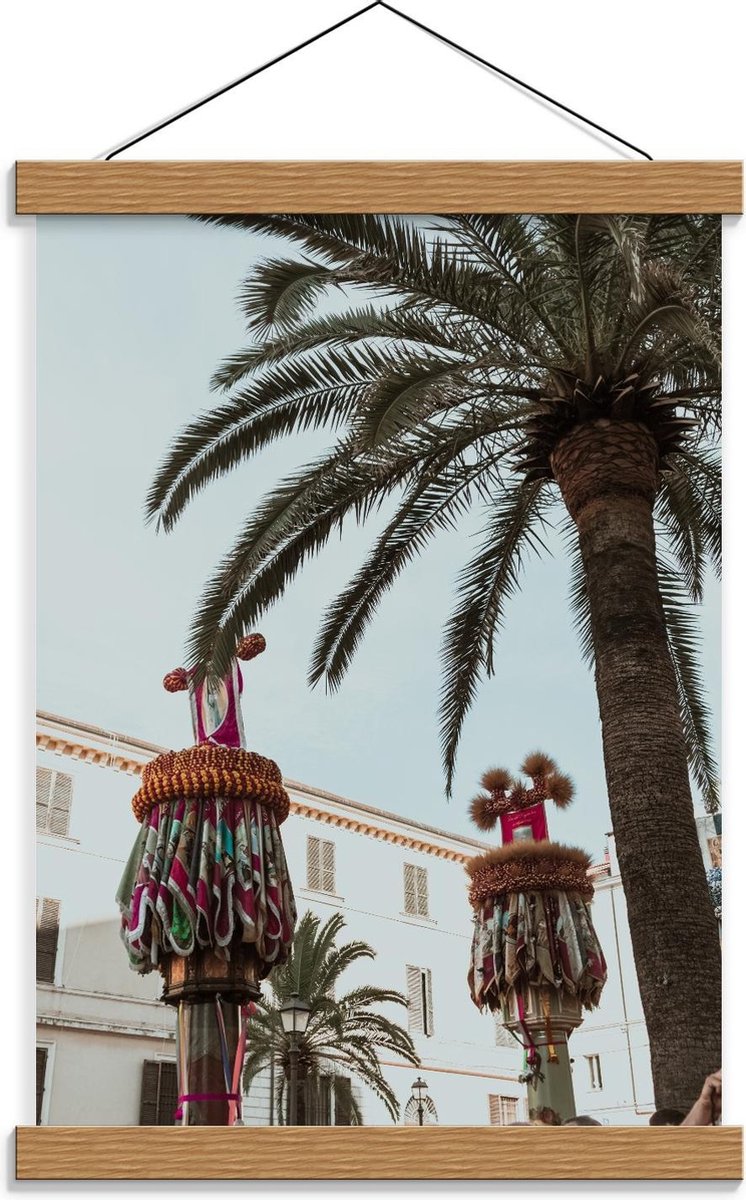 Schoolplaat – Palmboom met Versierde Palen - 30x40cm Foto op Textielposter (Wanddecoratie 