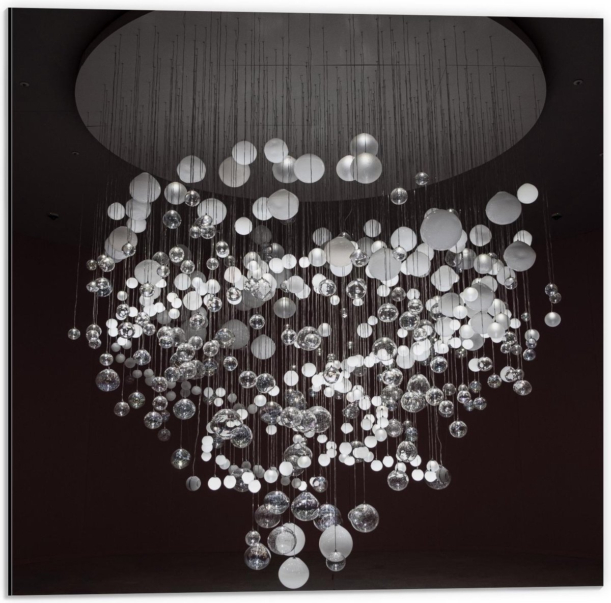 Dibond - Mega Kroonluchter (zwart/wit) - 50x50cm Foto op Aluminium (Met Ophangsysteem)