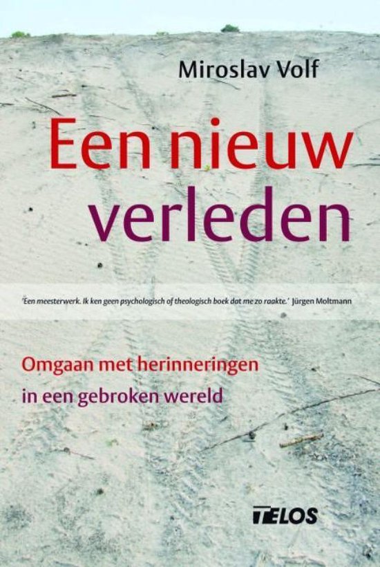 Boek 'Een nieuw verleden' van Miroslav Volf. Titel en ondertitel in rood en paars, op een achtergrond van zand met bandensporen.