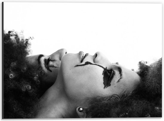 Dibond - Twee Vrouwen (zwart/wit) - 40x30cm Foto op Aluminium (Wanddecoratie van metaal)
