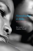 Close-up van het gezicht van een vrouw. Rechts de tekst 'Homoseksualiteit in Afrika: Een gevaarlijke liefde'.