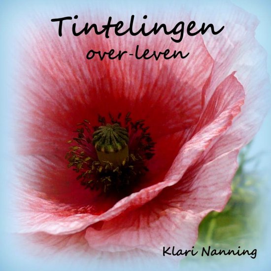 Een rode papaver met de tekst 'Tintelingen over-leven' en 'Klari Nanning'.
