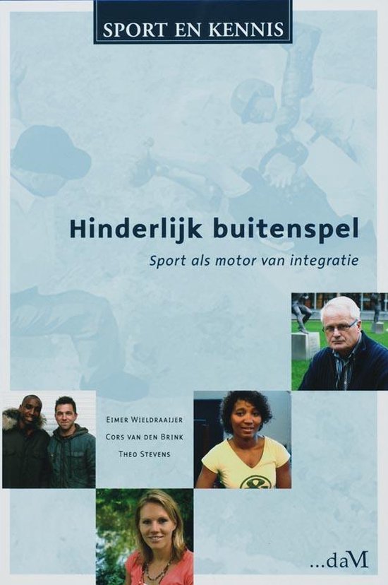 Cover van het boek 'Hinderlijk buitenspel' van C van den Brink en E Wieldraaijer