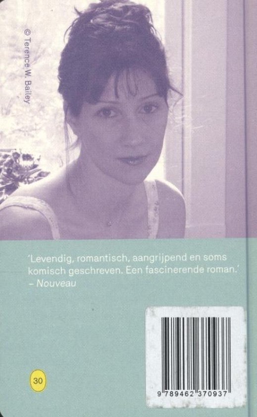 Vrouw met bruin haar in een top met spaghettibandjes, met tekst 'Levendig, romantisch, aangrijpend en soms komisch geschreven. Een fascinerende roman. - Nouveau'