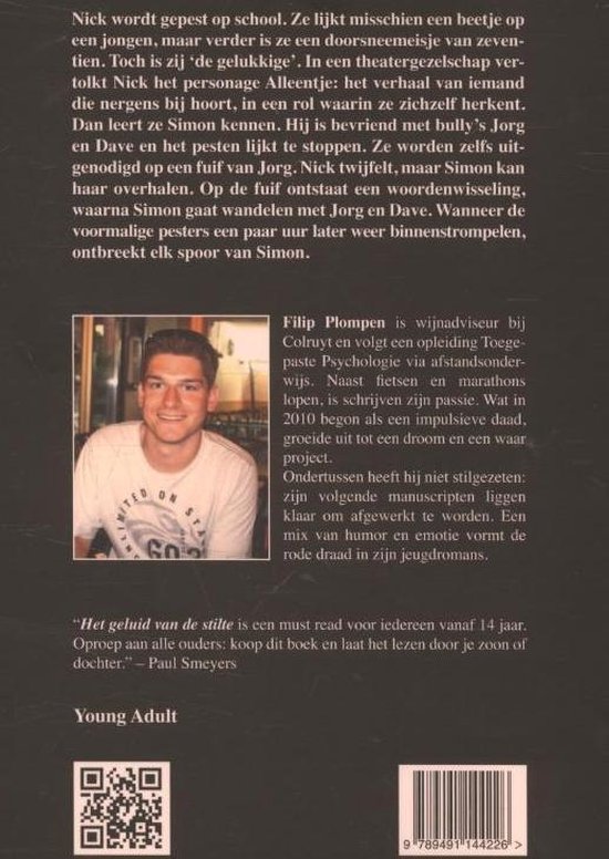 Jonge man met bruin haar, witte t-shirt met tekst, lachend, recht in de camera kijkend.