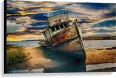 Canvas  - Oude Boot op het Strand Aangespoeld  - 90x60cm Foto op Canvas Schilderij (Wanddecoratie op Canvas)