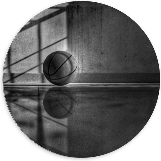 Dibond Wandcirkel - Basketbal met Weerspiegeling (zwart/wit) - 100x100cm Foto op Aluminium Wandcirkel (met ophangsysteem)