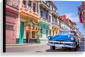 Canvas  - Blauwe Auto in Straat in Cuba - 60x40cm Foto op Canvas Schilderij (Wanddecoratie op Canvas)