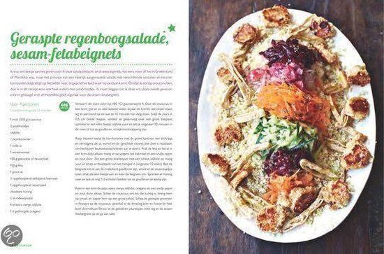 Een feestelijk regenboogsalade met sesam-fetakaaks en fijngesneden groenten op een schaal.