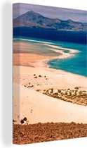 Canvas Schilderij Een uitgestrekt strand langs helder zeewater van Fuerteventura - 40x60 cm - Wanddecoratie