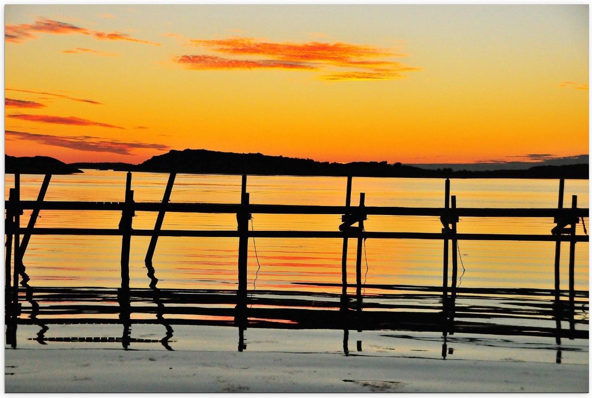 Poster – Houten Palen aan het Meer met Zon - 90x60cm Foto op Posterpapier