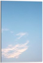 Dibond - Wolken aan Blauwe Lucht - 40x60cm Foto op Aluminium (Wanddecoratie van metaal)