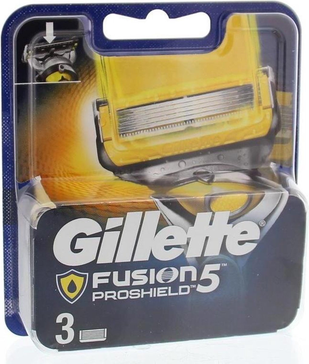 Gillette Fusion 5 ProShield verpakking met 3 mesjes in blauw en geel. Mesjes met gele beschermkap en zilveren bladen.