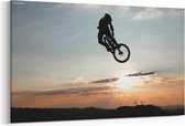 Schilderij - Mountainbike sprong bij de zonsondergang — 90x60 cm