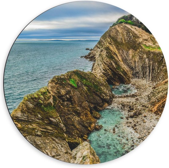 Dibond Wandcirkel - Mooi Uitzicht op Berg en Zee - 60x60cm Foto op Aluminium Wandcirkel (met ophangsysteem)