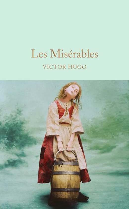 Boek "Les Misérables" van Victor Hugo met een meisje in historische kleding die een ton draagt.