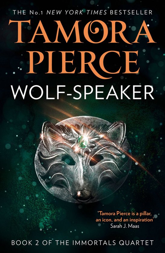 Boekcover van Wolf-Speaker, Book 2 of the Immortals Quartet, door Tamora Pierce. Een zilveren wolfsmasker met een groene edelsteen in het midden op een donkergroene, gespikkelde achtergrond.