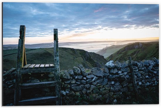 Dibond - Ladder bij Bergen - 60x40cm Foto op Aluminium (Met Ophangsysteem)