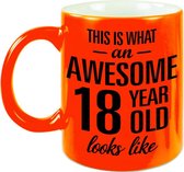 Awesome 18 year cadeau mok / beker neon oranje 330 ml